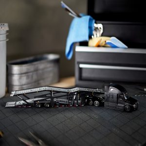 Hot Wheels Elite 64 Freightliner Cascadia